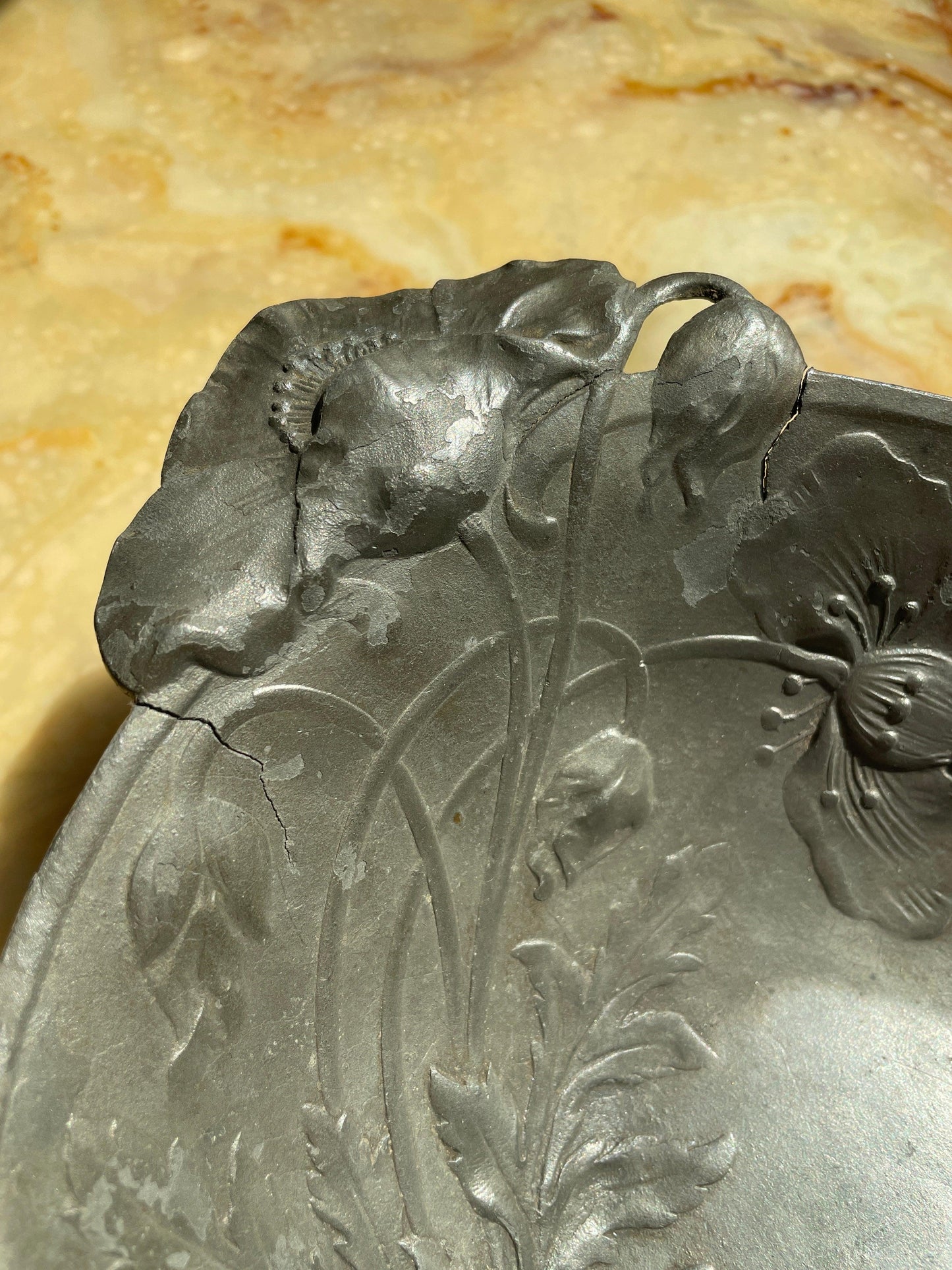 Plat Art Nouveau motifs coquelicots en étain - Les Ateliers de Minnie Valentine