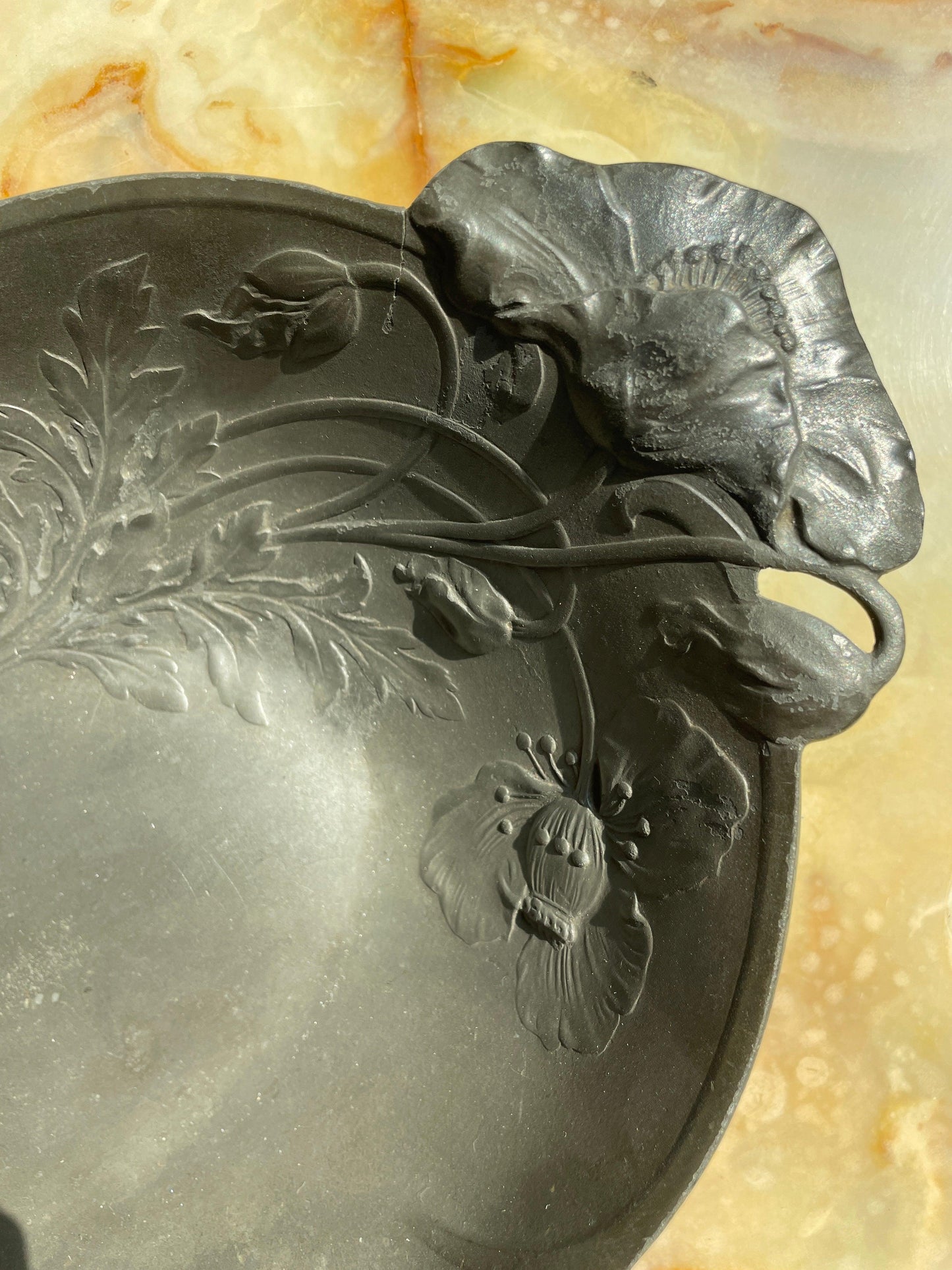 Plat Art Nouveau motifs coquelicots en étain - Les Ateliers de Minnie Valentine