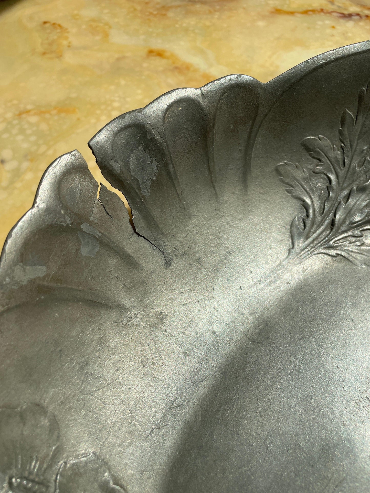 Plat Art Nouveau motifs coquelicots en étain - Les Ateliers de Minnie Valentine