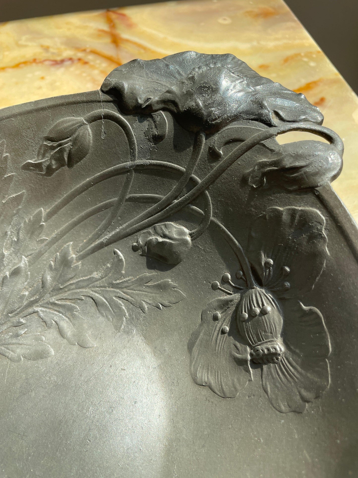 Plat Art Nouveau motifs coquelicots en étain - Les Ateliers de Minnie Valentine