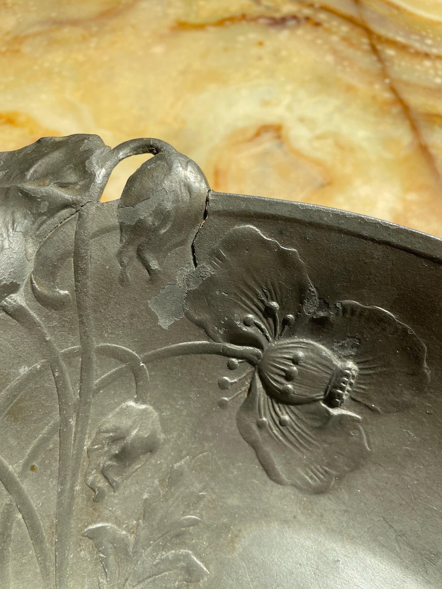 Plat Art Nouveau motifs coquelicots en étain - Les Ateliers de Minnie Valentine