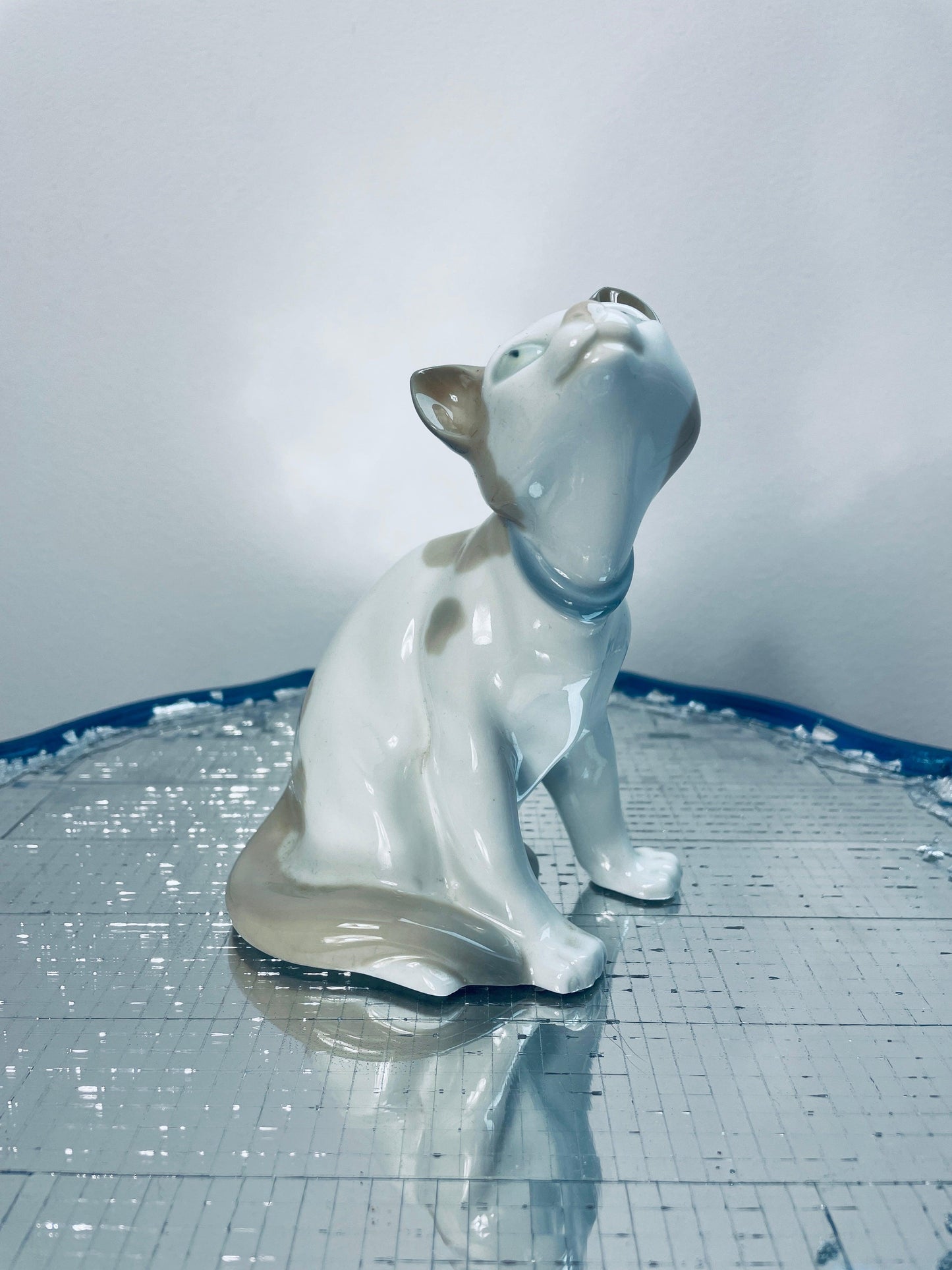Statuette Chat Siamois en porcelaine signée Lladro et numérotée - Les Ateliers de Minnie Valentine