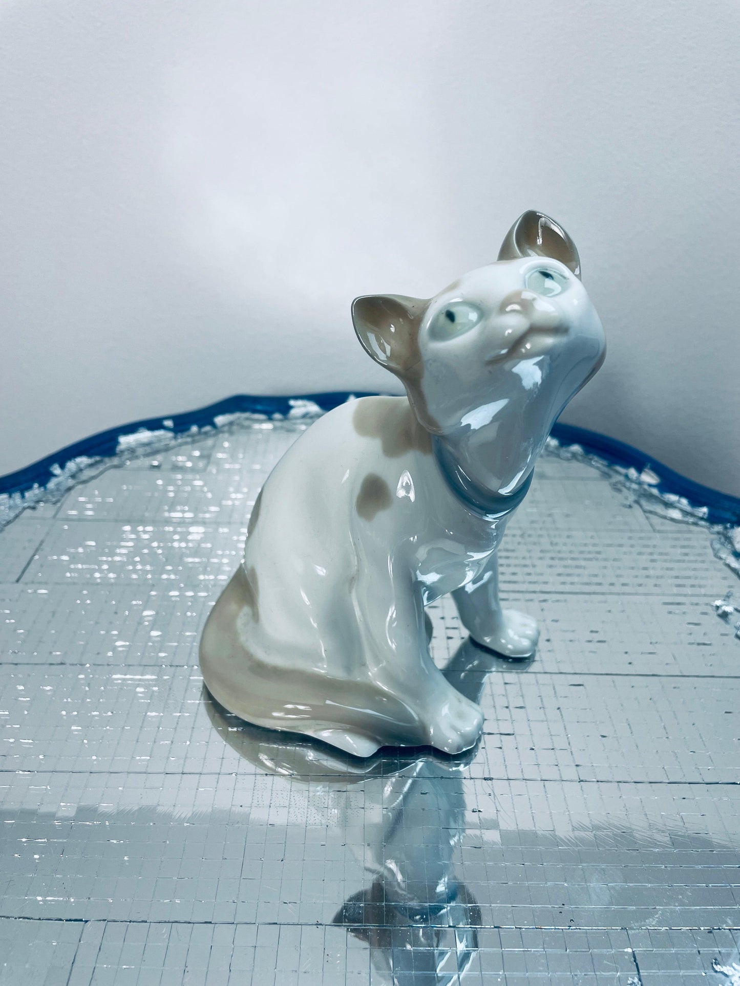 Statuette Chat Siamois en porcelaine signée Lladro et numérotée - Les Ateliers de Minnie Valentine