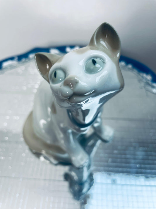 Statuette Chat Siamois en porcelaine signée Lladro et numérotée - Les Ateliers de Minnie Valentine