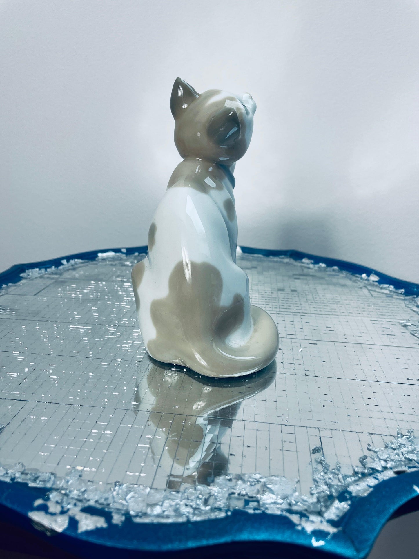 Statuette Chat Siamois en porcelaine signée Lladro et numérotée - Les Ateliers de Minnie Valentine