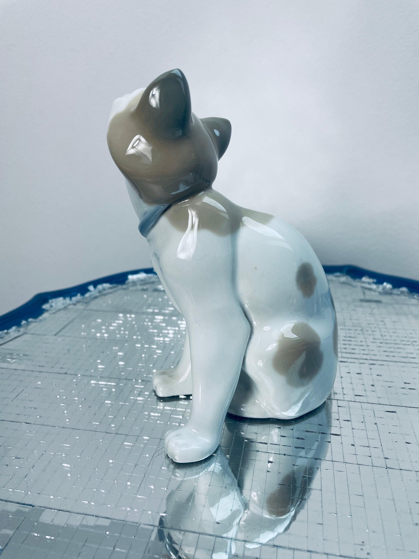 Statuette Chat Siamois en porcelaine signée Lladro et numérotée - Les Ateliers de Minnie Valentine