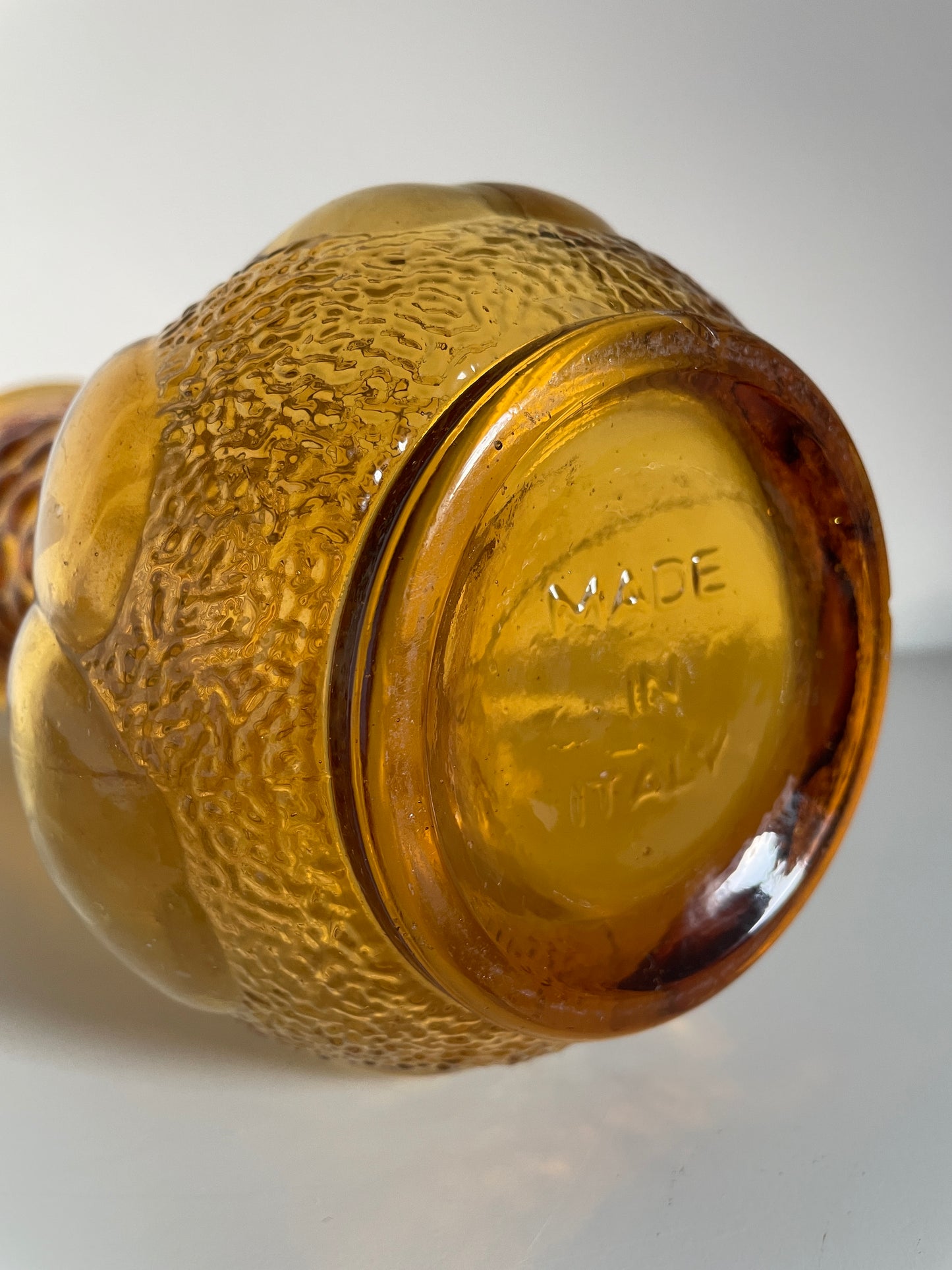 Vase italien vintage Empoli en verre moulé orange à motifs de fruits en relief - Les Ateliers de Minnie Valentine