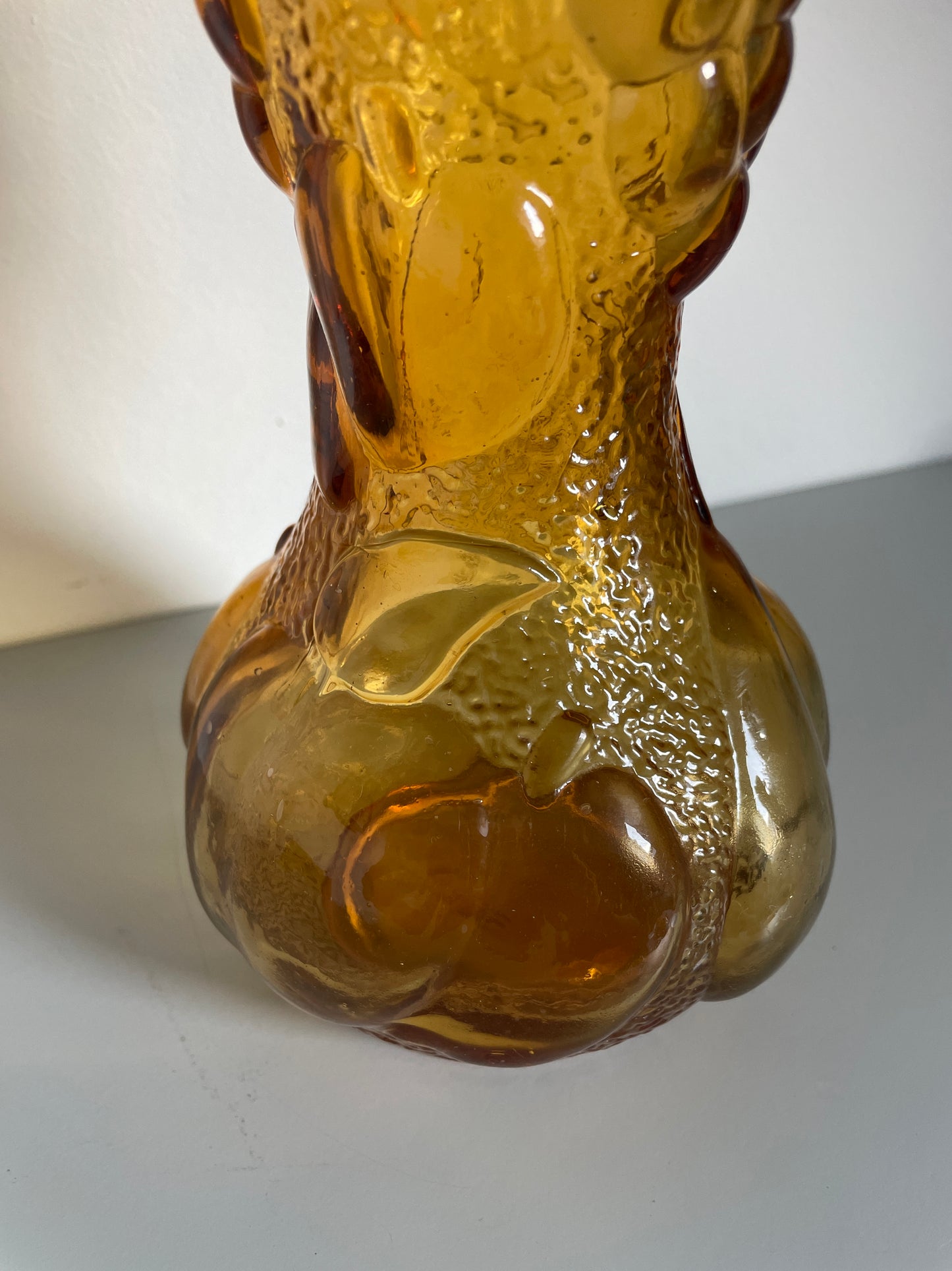 Vase italien vintage Empoli en verre moulé orange à motifs de fruits en relief - Les Ateliers de Minnie Valentine
