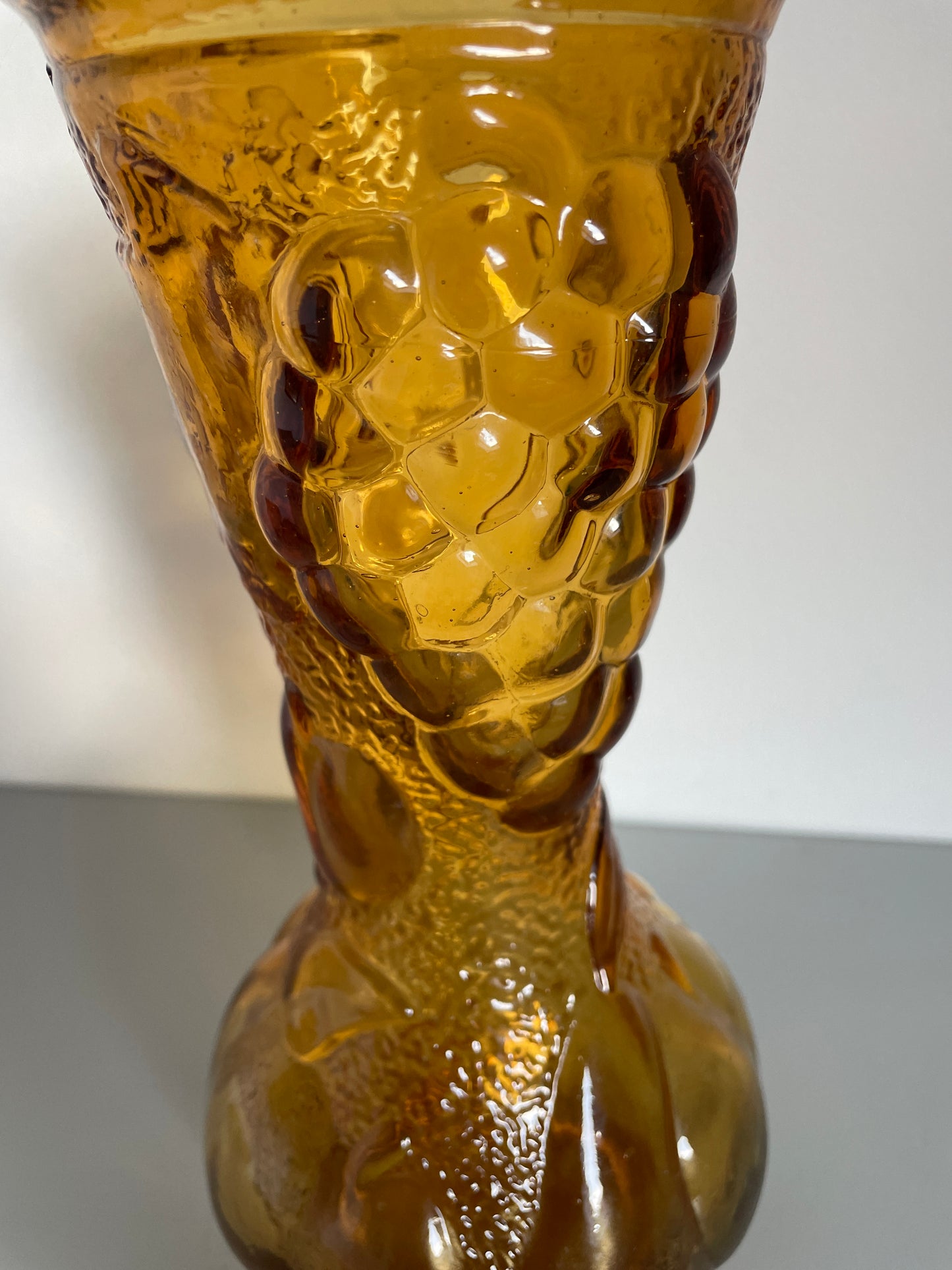 Vase italien vintage Empoli en verre moulé orange à motifs de fruits en relief - Les Ateliers de Minnie Valentine
