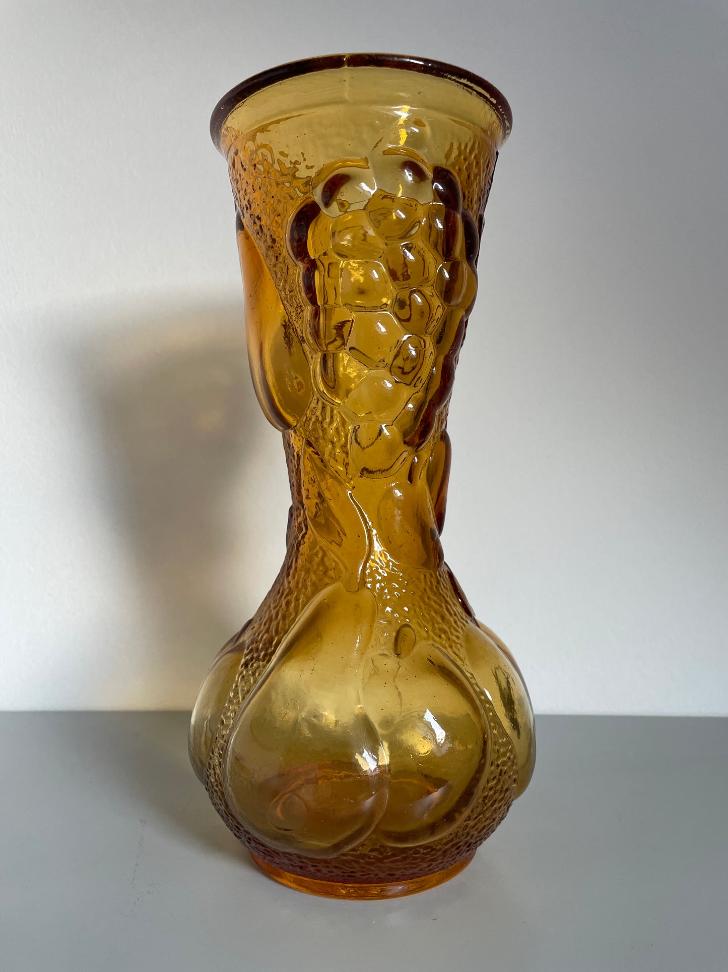 Vase italien vintage Empoli en verre moulé orange à motifs de fruits en relief - Les Ateliers de Minnie Valentine