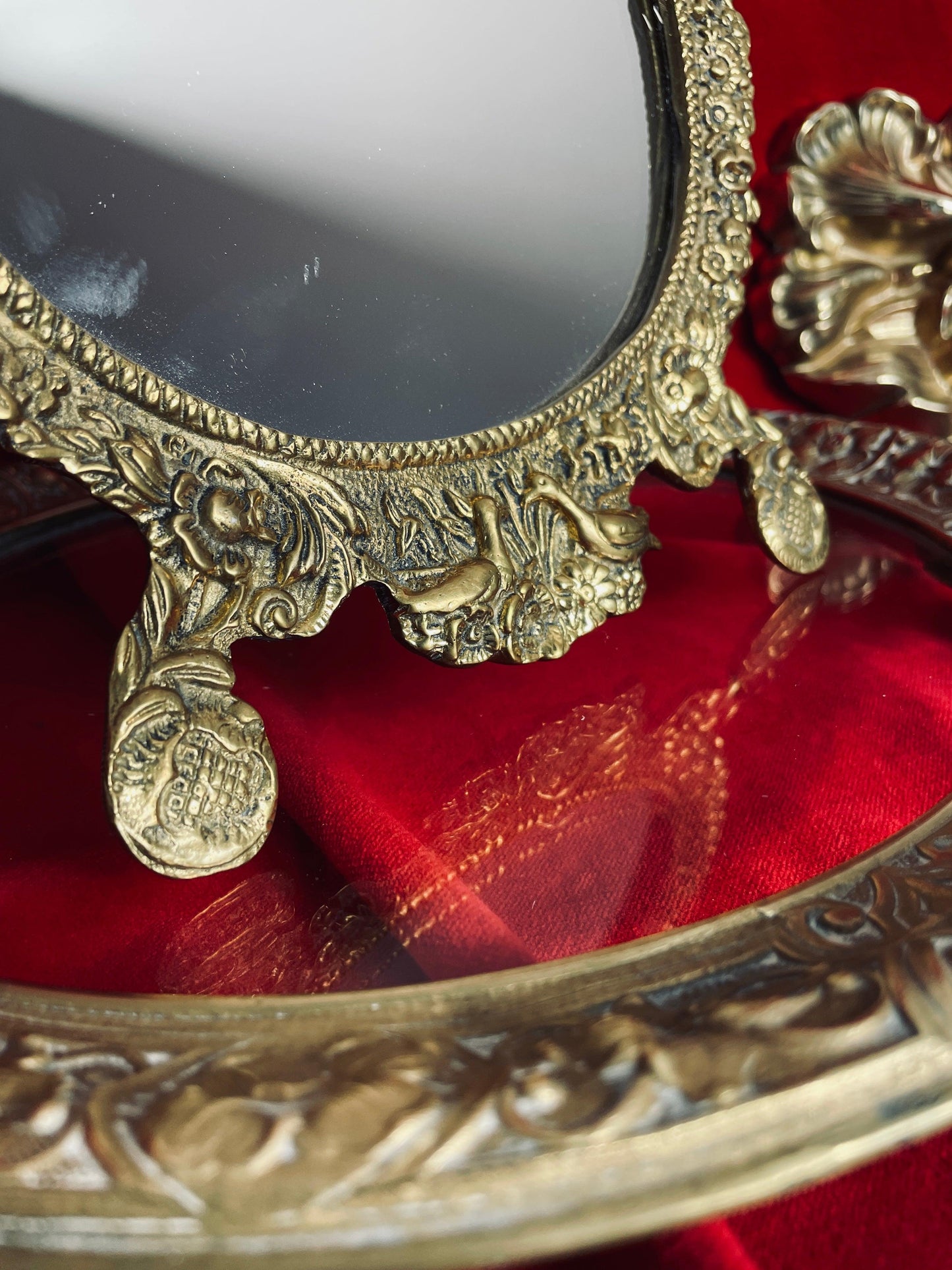 Miroir baroque ancien en bronze à motifs fleuris - Les Ateliers de Minnie Valentine