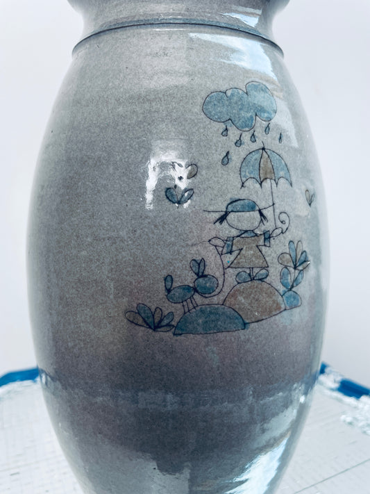 Vase artisanal gris en grès avec illustration enfant - Les Ateliers de Minnie Valentine