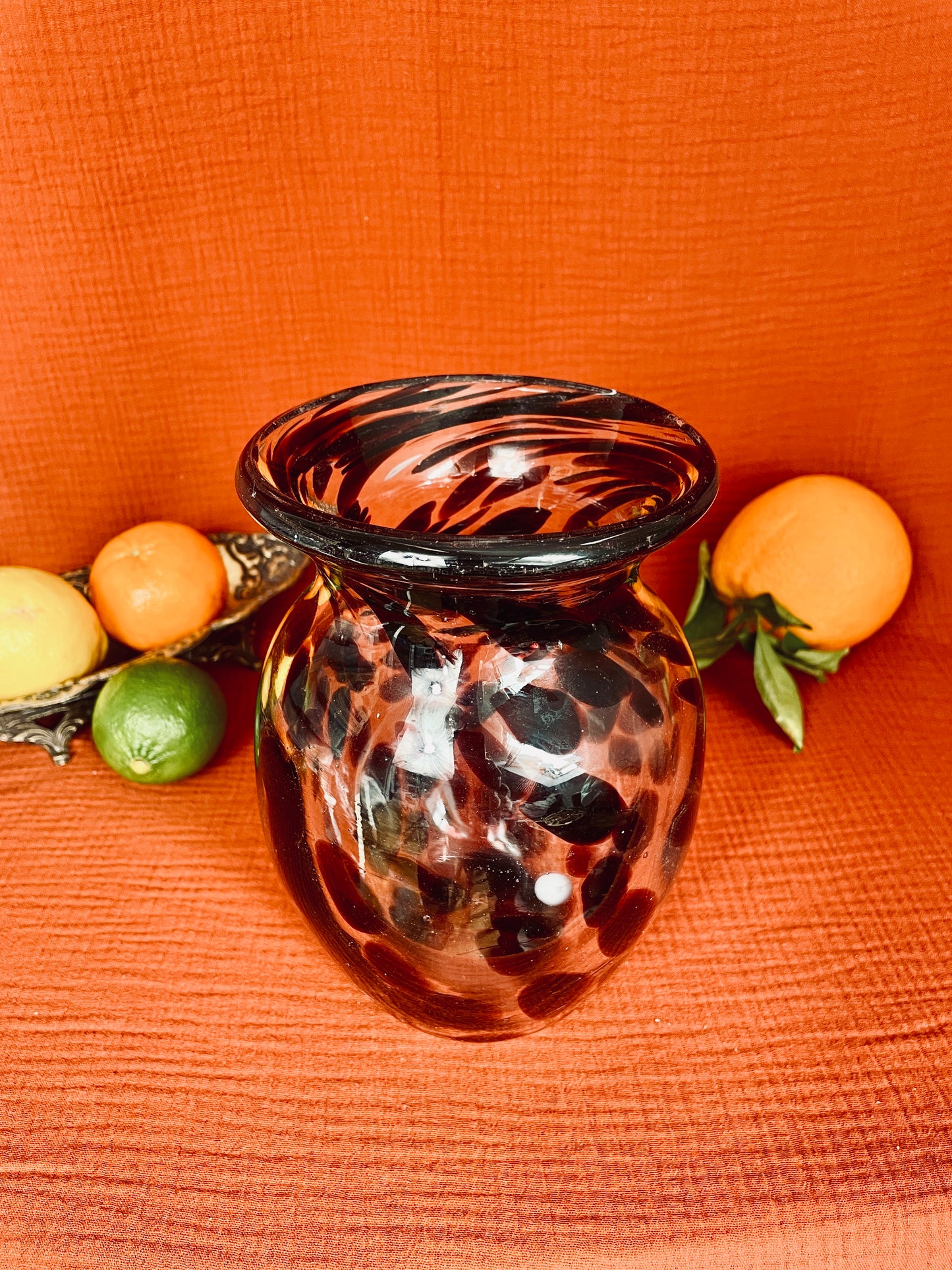 Vase artisanal en verre moucheté