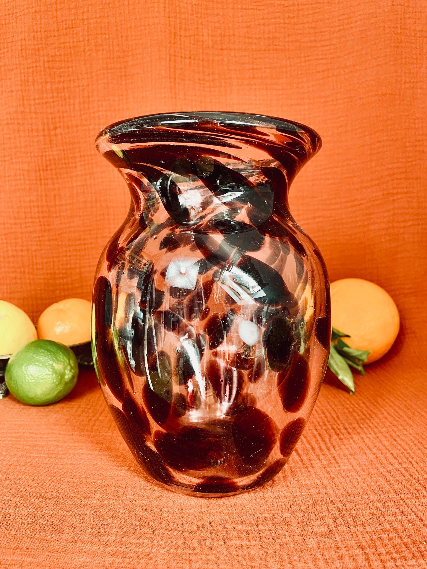 Vase artisanal en verre moucheté
