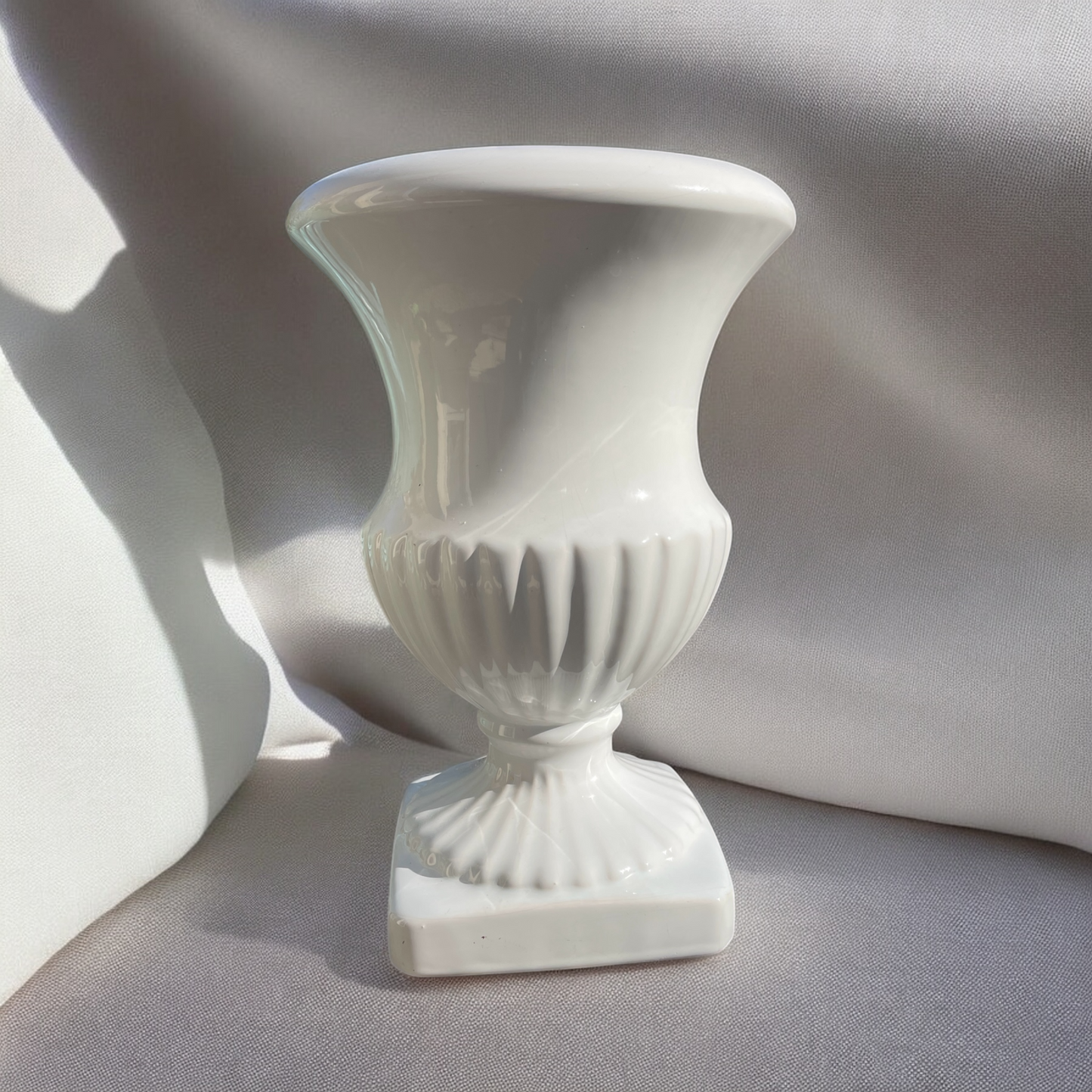 Vase de type Médicis en faïence blanche