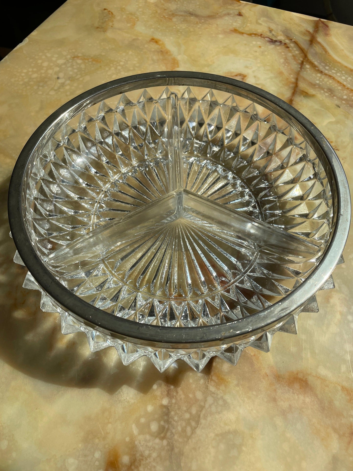 Plateau apéritif à motif géométrique en verre et métal - Les Ateliers de Minnie Valentine