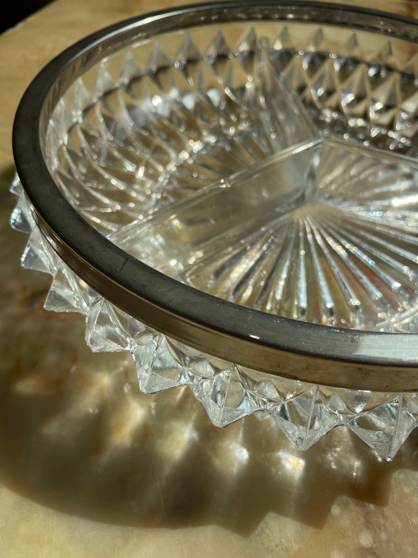 Plateau apéritif à motif géométrique en verre et métal - Les Ateliers de Minnie Valentine