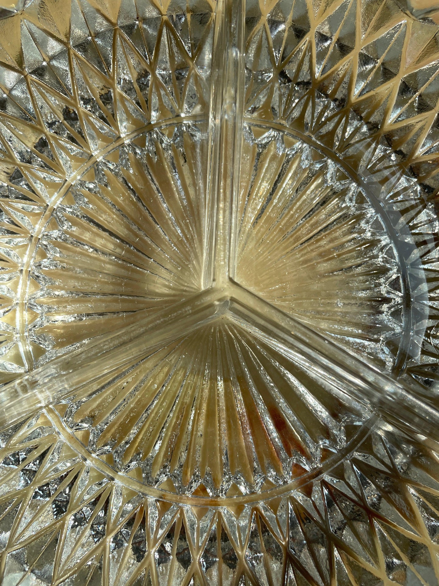 Plateau apéritif à motif géométrique en verre et métal - Les Ateliers de Minnie Valentine