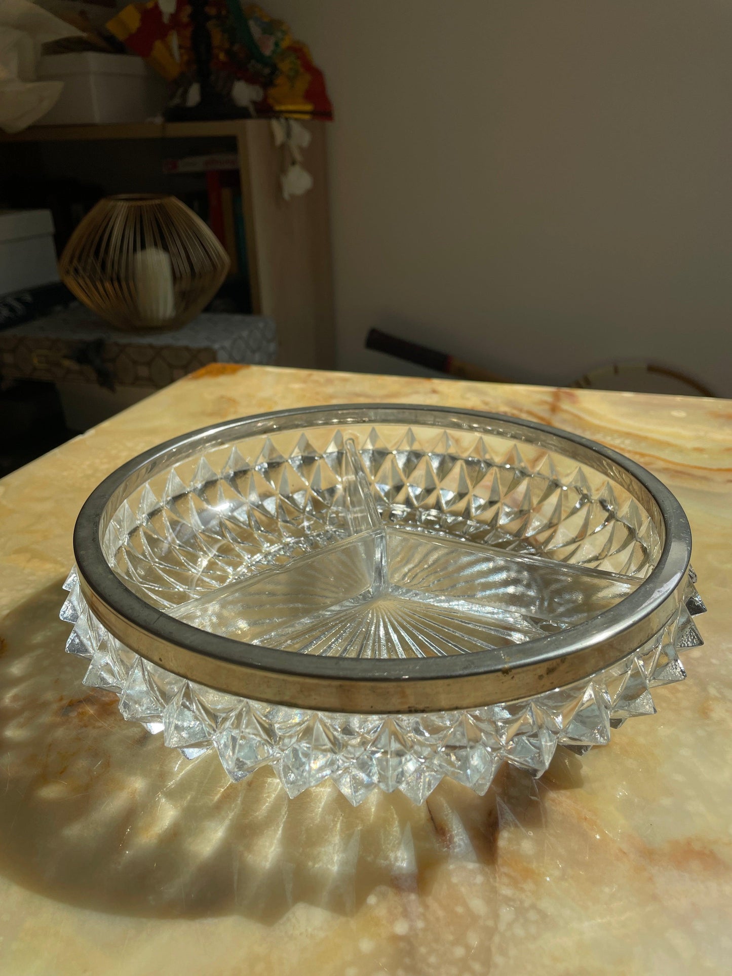 Plateau apéritif à motif géométrique en verre et métal - Les Ateliers de Minnie Valentine