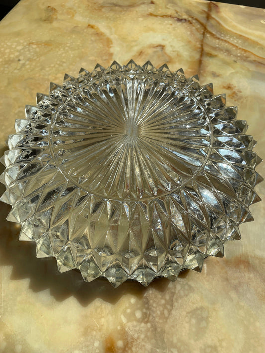 Plateau apéritif à motif géométrique en verre et métal - Les Ateliers de Minnie Valentine