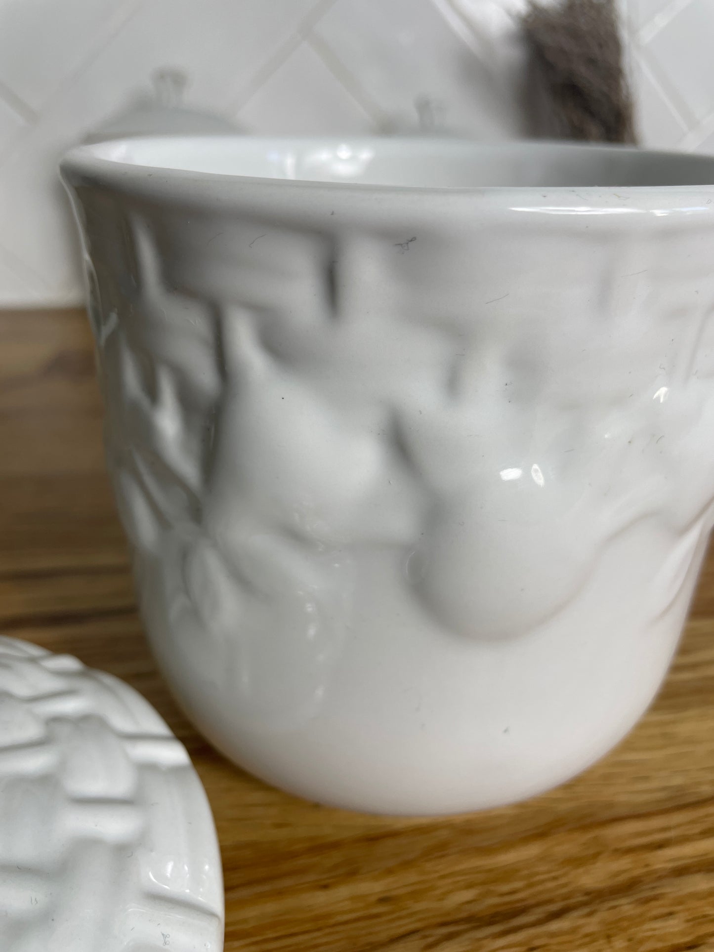 Pot à biscuits blanc en barbotine et motifs fruitiers - Les Ateliers de Minnie Valentine