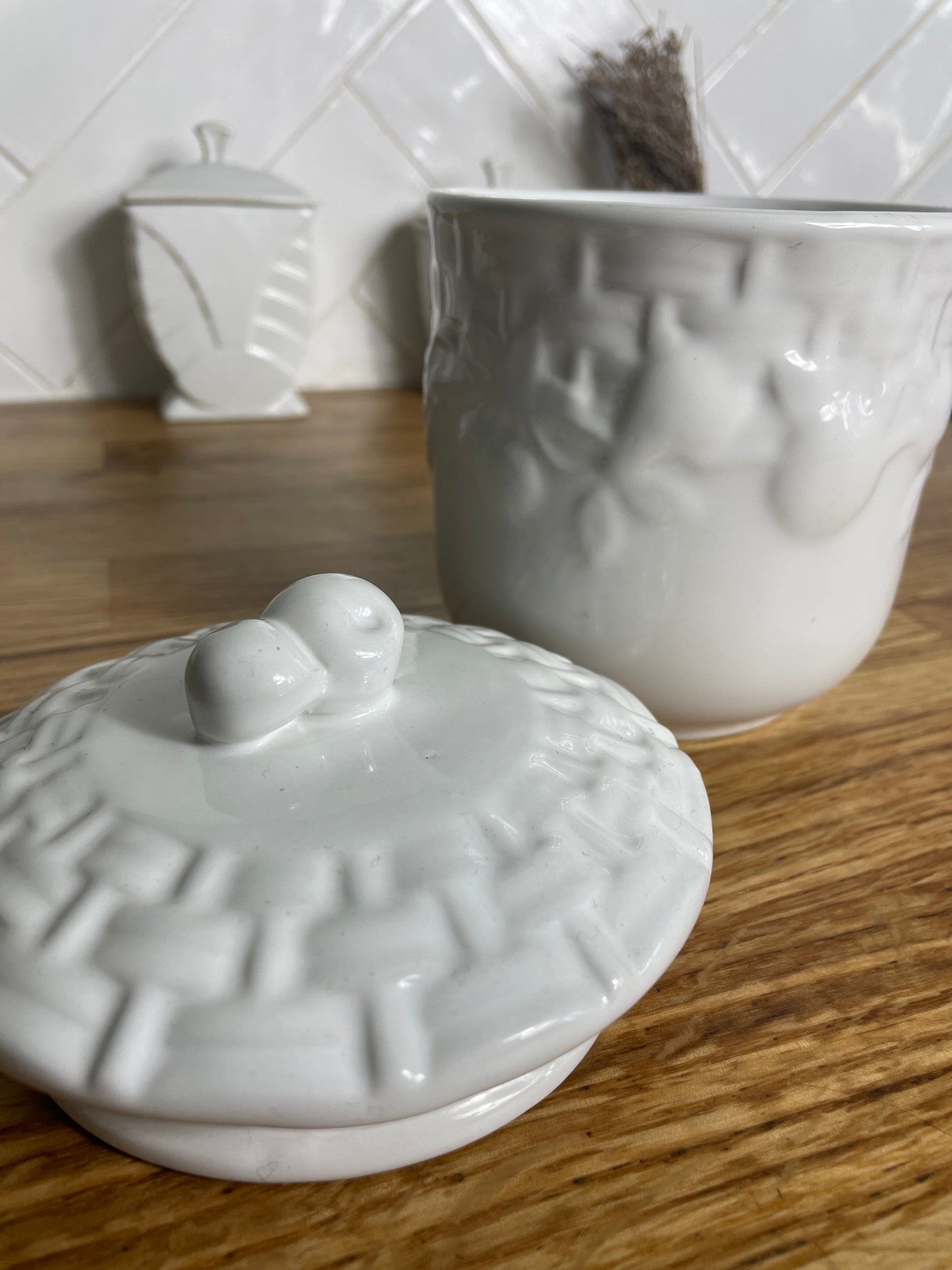 Pot à biscuits blanc en barbotine et motifs fruitiers - Les Ateliers de Minnie Valentine