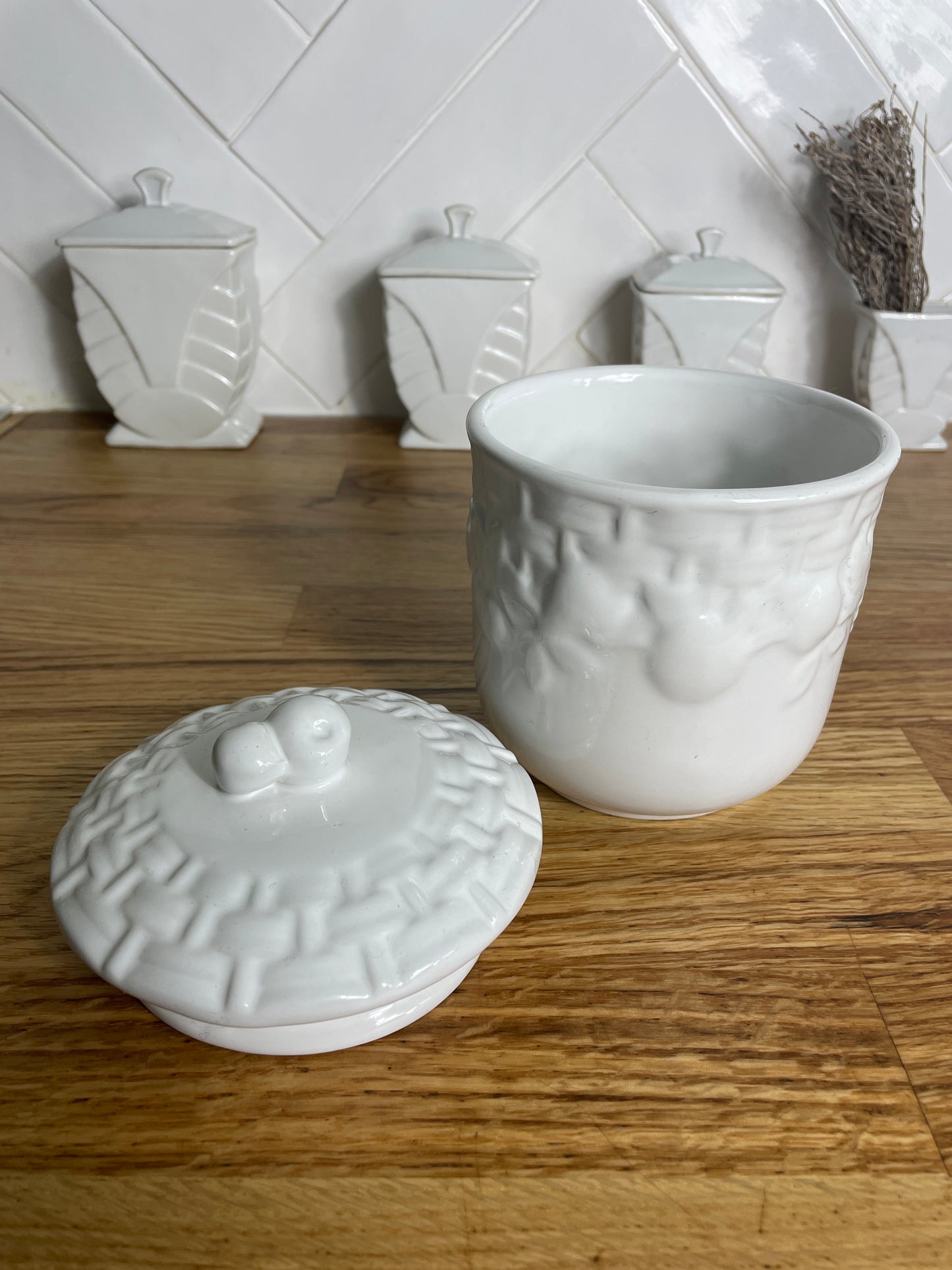 Pot à biscuits blanc en barbotine et motifs fruitiers - Les Ateliers de Minnie Valentine