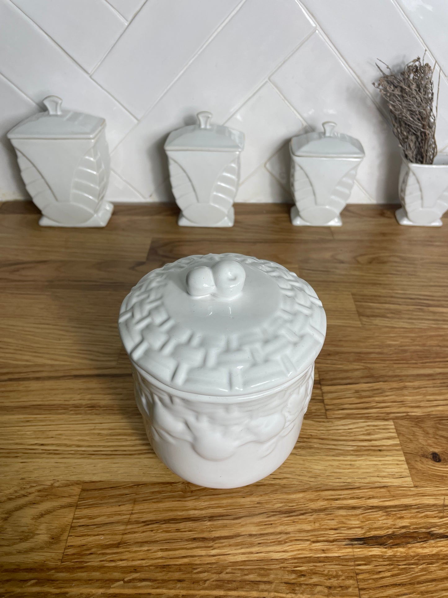 Pot à biscuits blanc en barbotine et motifs fruitiers - Les Ateliers de Minnie Valentine