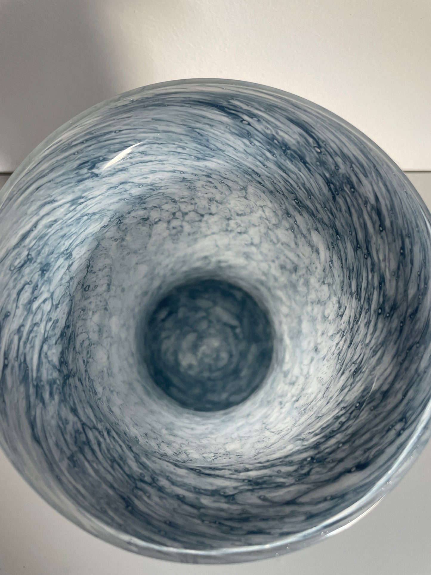 Grand vase en verre bleu effet marbré bleu intemporel - Les Ateliers de Minnie Valentine