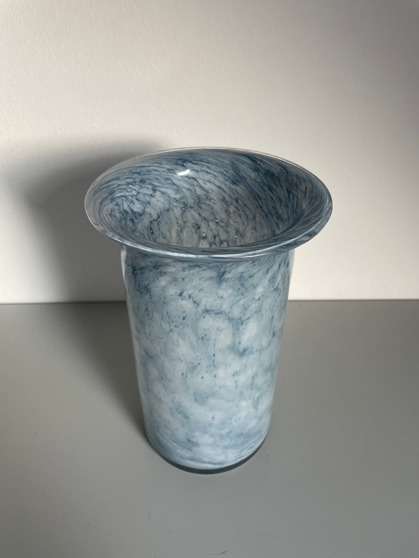 Grand vase en verre bleu effet marbré bleu intemporel - Les Ateliers de Minnie Valentine