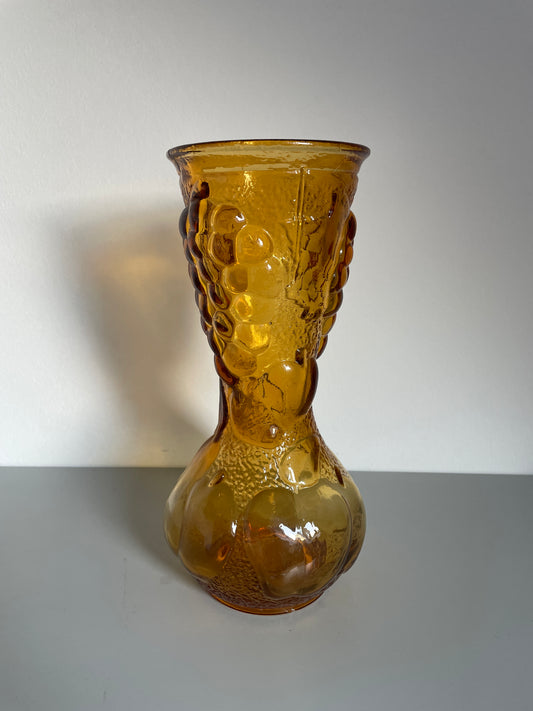 Vase italien vintage Empoli en verre moulé orange à motifs de fruits en relief - Les Ateliers de Minnie Valentine