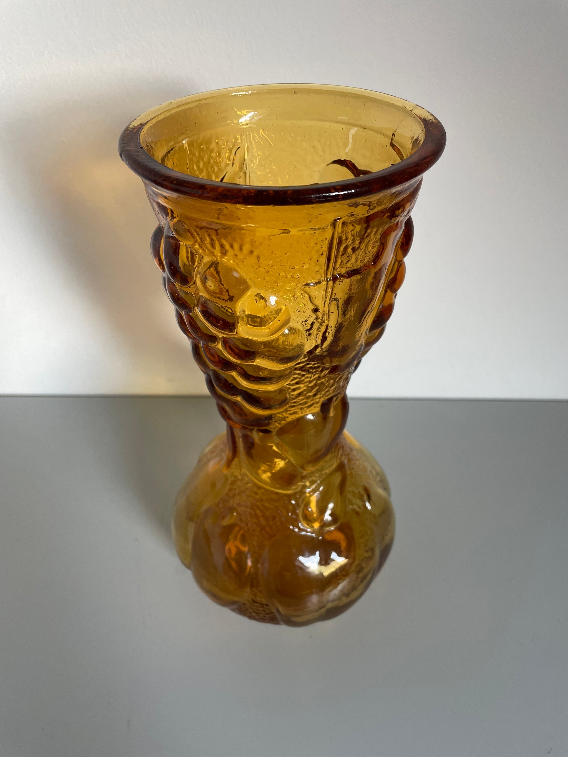 Vase italien vintage Empoli en verre moulé orange à motifs de fruits en relief - Les Ateliers de Minnie Valentine