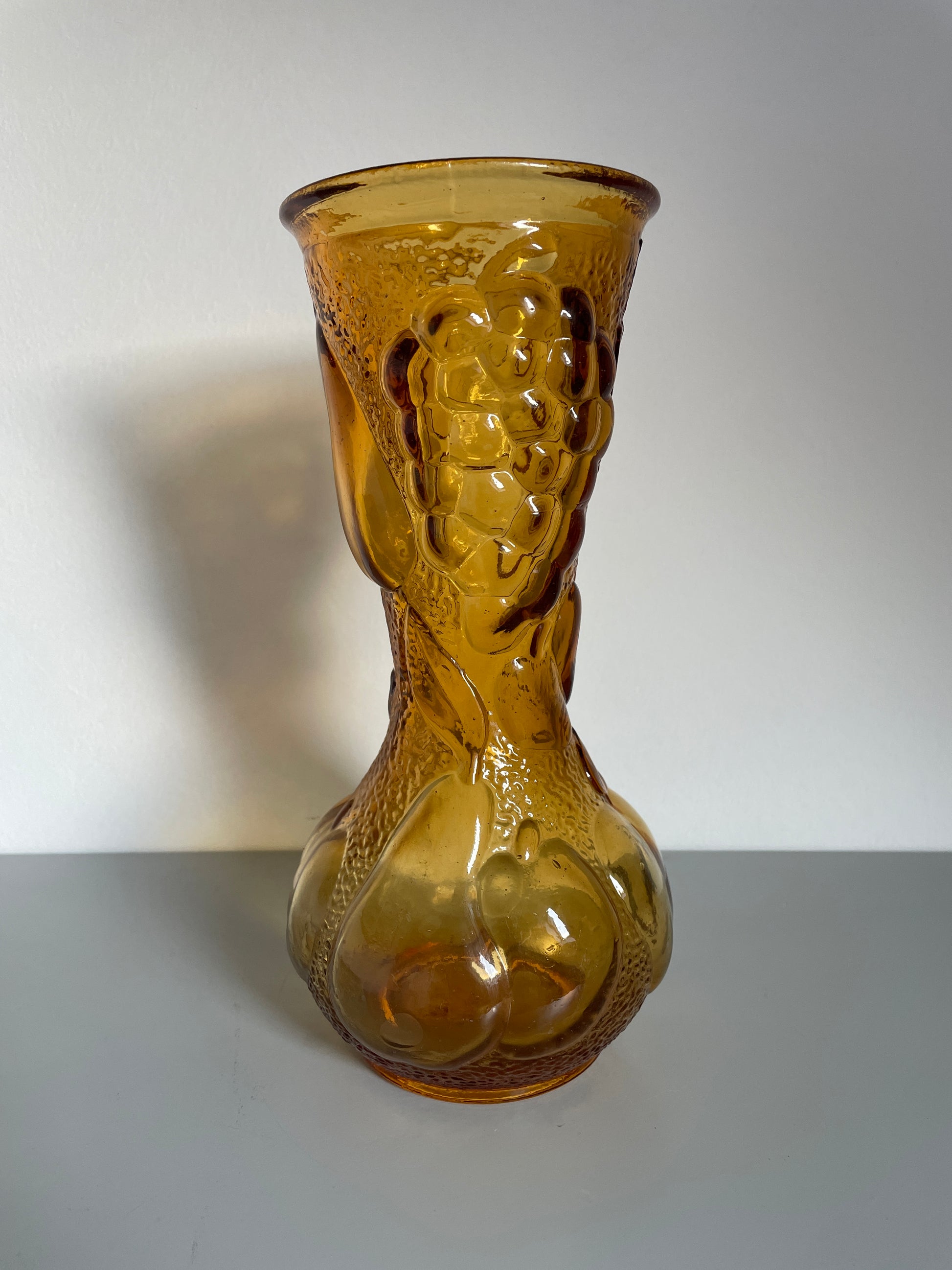 Vase italien vintage Empoli en verre moulé orange à motifs de fruits en relief - Les Ateliers de Minnie Valentine