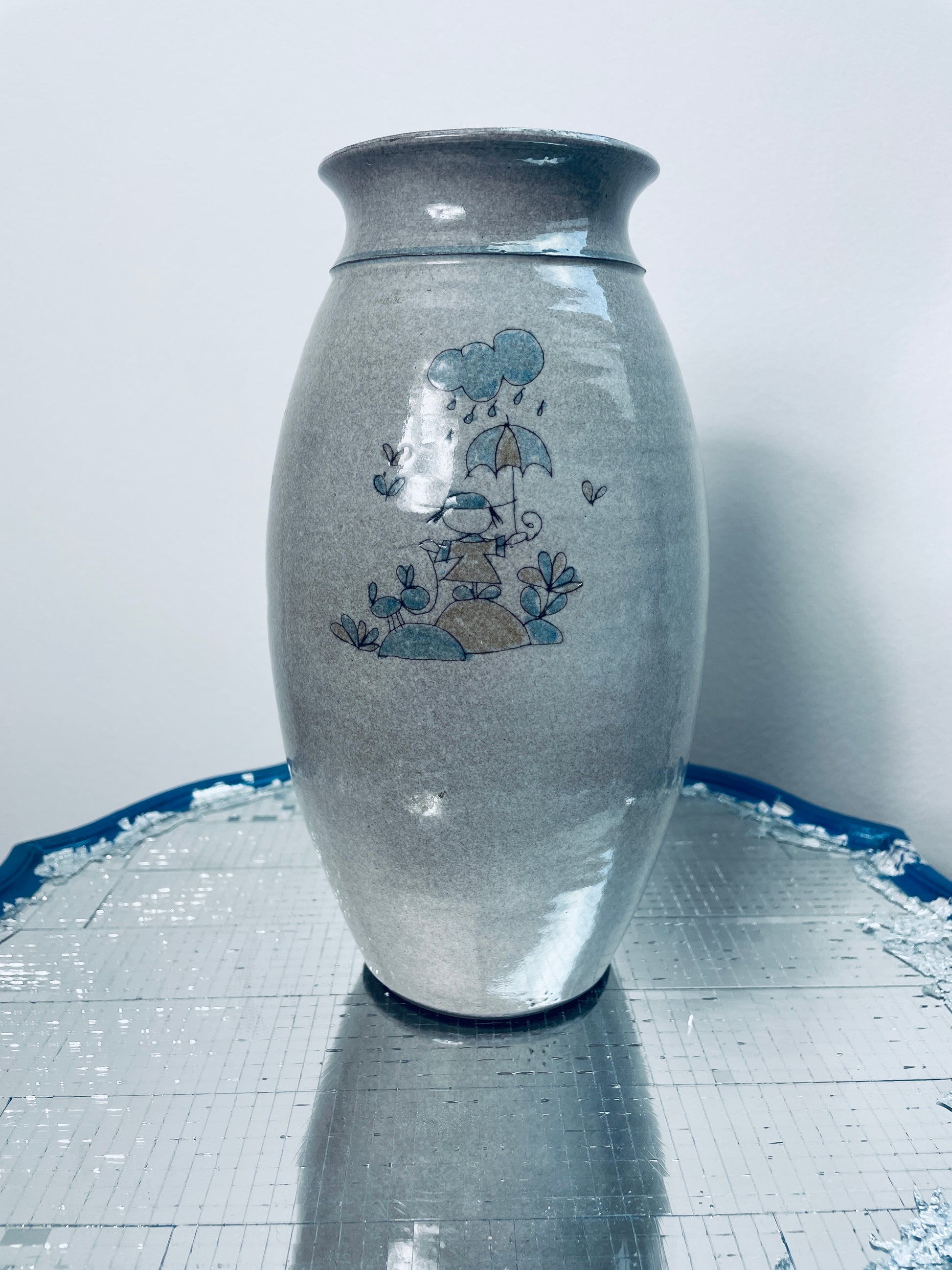 Vase artisanal gris en grès avec illustration enfant - Les Ateliers de Minnie Valentine